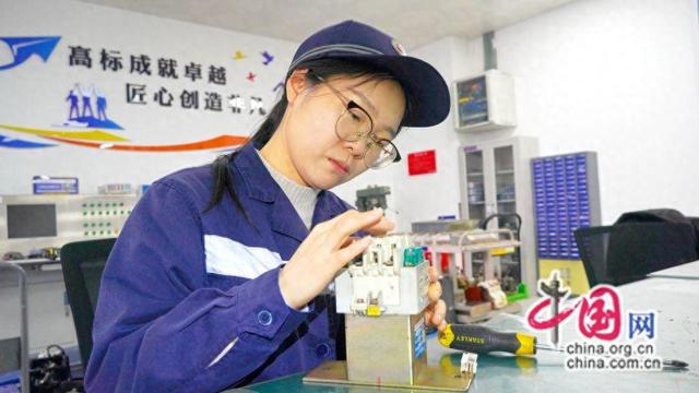 电备组：指尖毫厘 呵护铁路安全畅通(图)