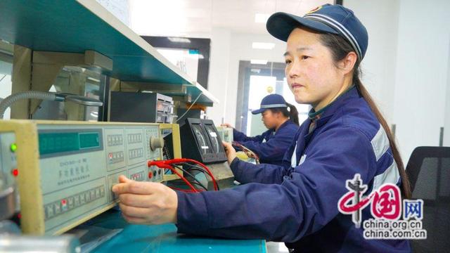 电备组：指尖毫厘 呵护铁路安全畅通(图)