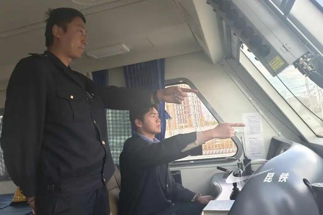 这些火车司机开的车，非铁路人坐不了
