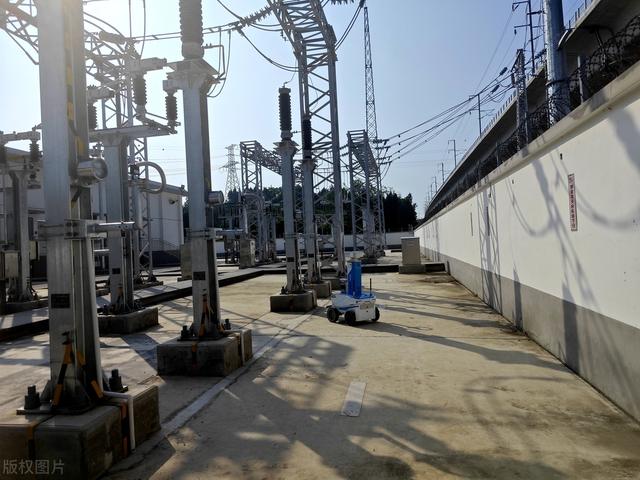 铁路供电段“玩命真相”:爬15米高空修27万伏高压线,你敢干吗?