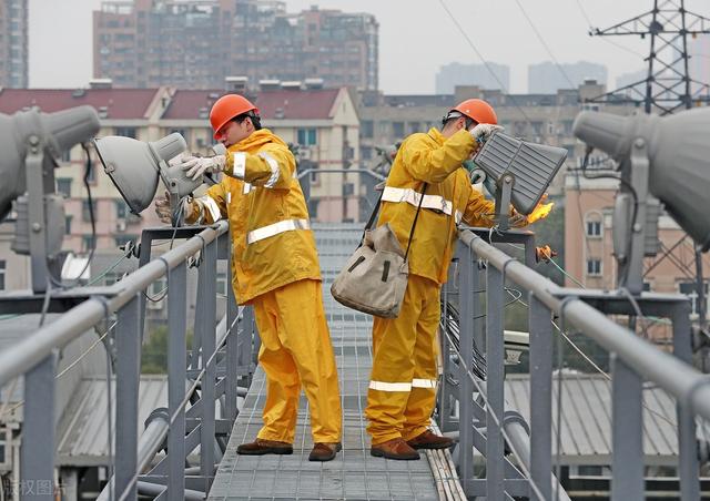 铁路供电段“玩命真相”:爬15米高空修27万伏高压线,你敢干吗?