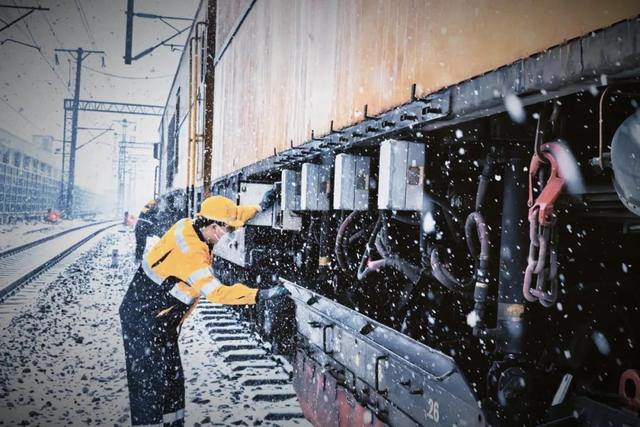 强降雪天气来袭，除冰动车组、除冰机车出动！