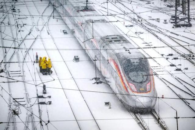 强降雪天气来袭，除冰动车组、除冰机车出动！