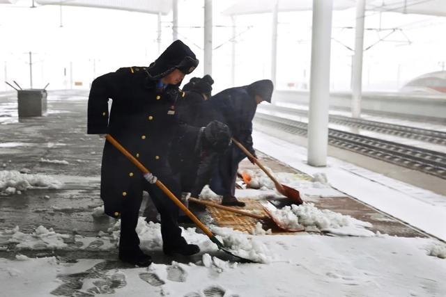 强降雪天气来袭，除冰动车组、除冰机车出动！