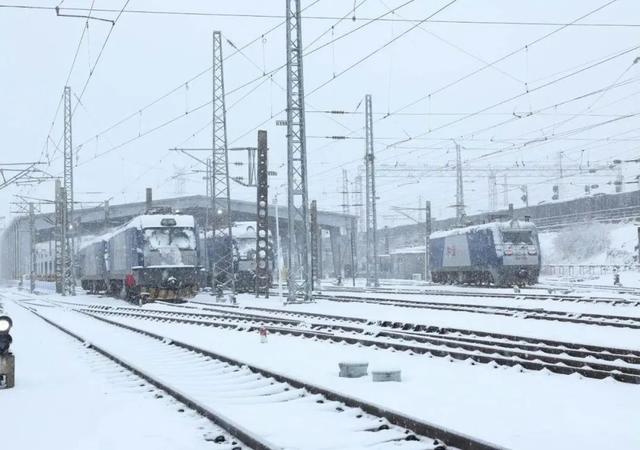 强降雪天气来袭，除冰动车组、除冰机车出动！