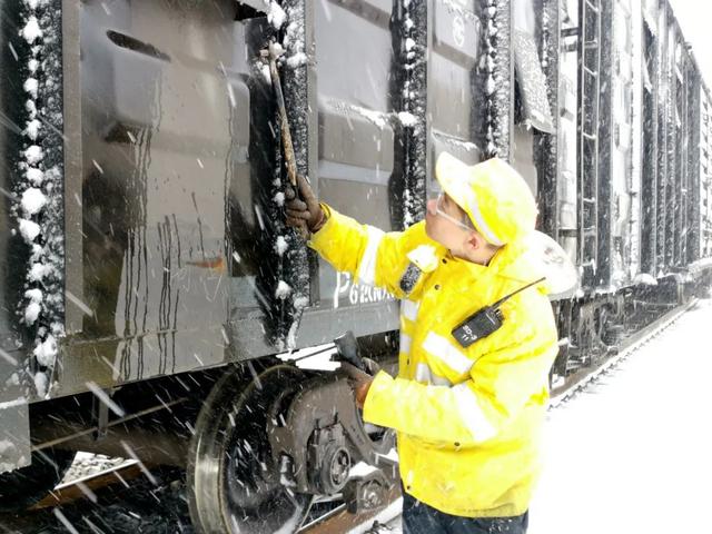 强降雪天气来袭，除冰动车组、除冰机车出动！