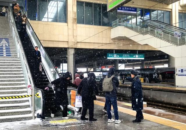 强降雪天气来袭，除冰动车组、除冰机车出动！