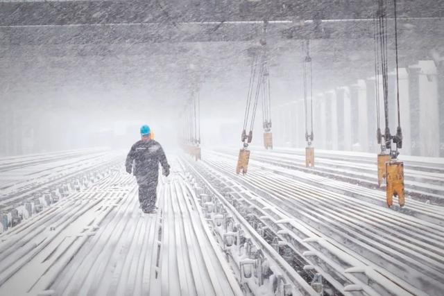 强降雪天气来袭，除冰动车组、除冰机车出动！