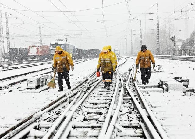 强降雪天气来袭，除冰动车组、除冰机车出动！