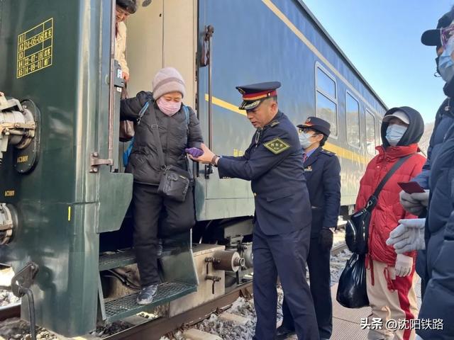 央媒点赞！“一个人也要等的列车”温暖了无数网友