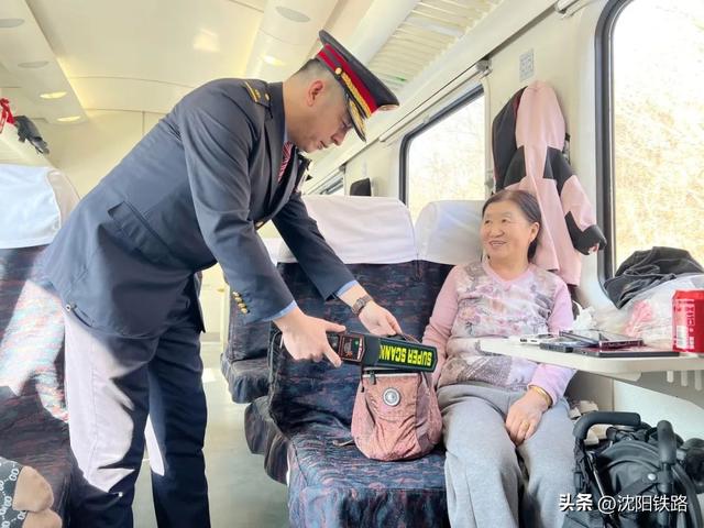 央媒点赞！“一个人也要等的列车”温暖了无数网友