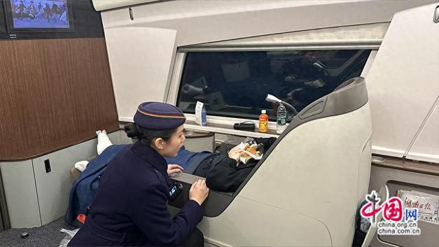温暖同行：G410/7次列车与车站接力护送受伤旅客