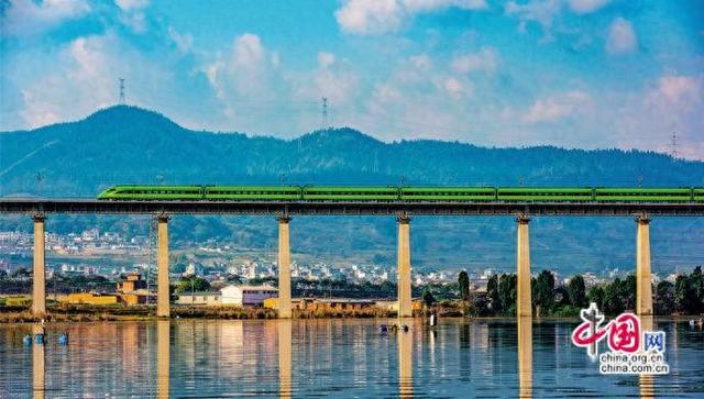 铁路时评：客货双增，绘就流动中国新图景