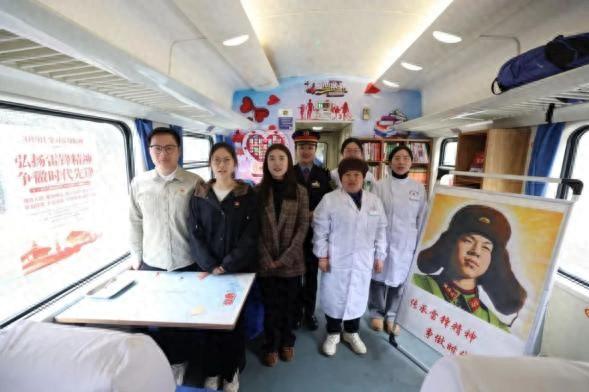 这趟公益慢火车，暖意融融