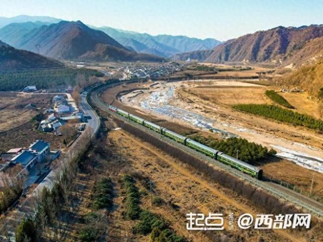 秦岭深处的“慢火车”：用“慢”节奏奏响雷锋精神