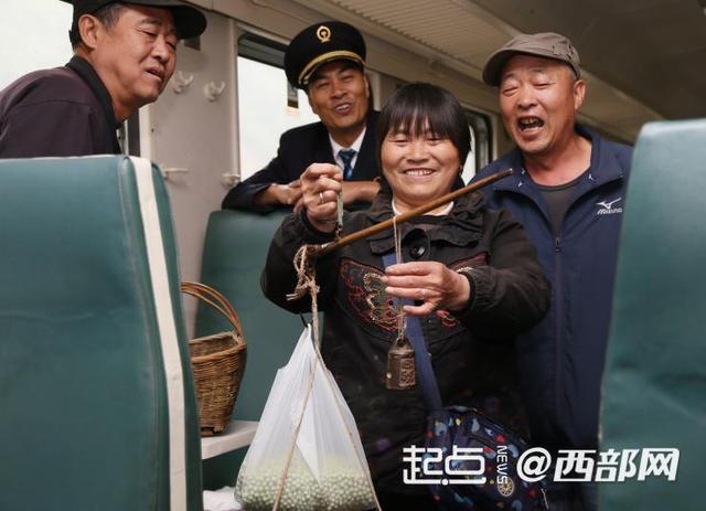 秦岭深处的“慢火车”：用“慢”节奏奏响雷锋精神