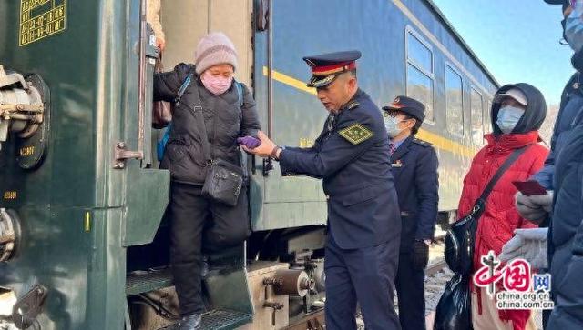 时评：火车“等一个人”，轨道之上温情暖暖