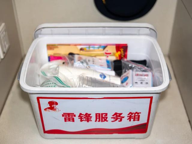 这趟列车很特别！乘务员准备的物品亮了！