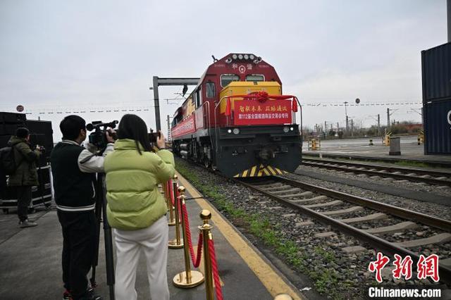 四川：“糖酒会专列”抵成都国际铁路港