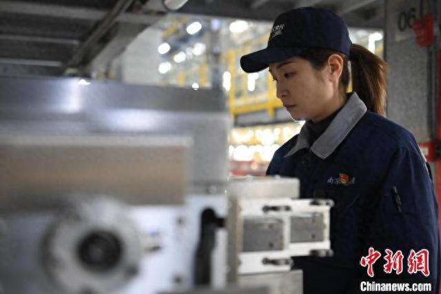 合肥南动车运用所女“探伤工”：用细致与坚守守护列车安全