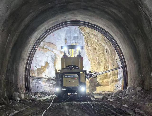 中马合作项目再传捷报：马来西亚东海岸铁路双文丹2号隧道进口段至1号斜井段成功贯通