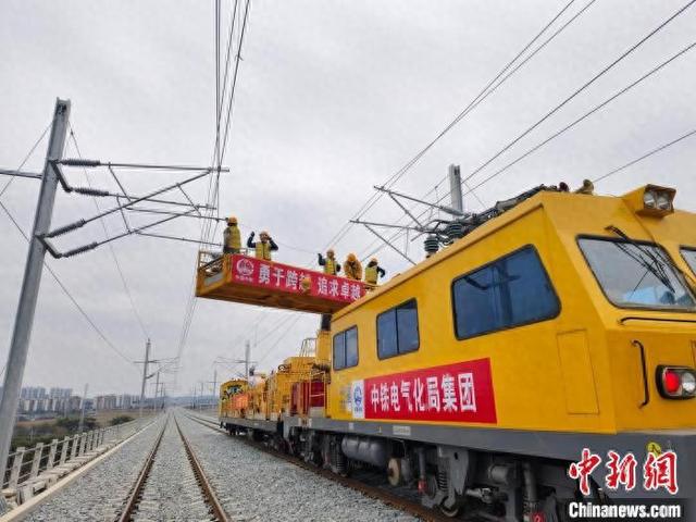 南凭高铁崇凭段开始架设接触网导线 全线今年内开通运营