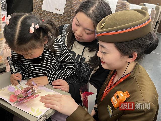 高铁列车上，鲜花送给她