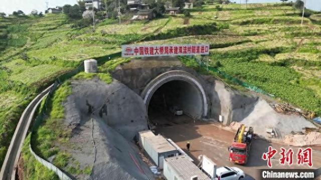 渝万高铁双流村隧道顺利贯通