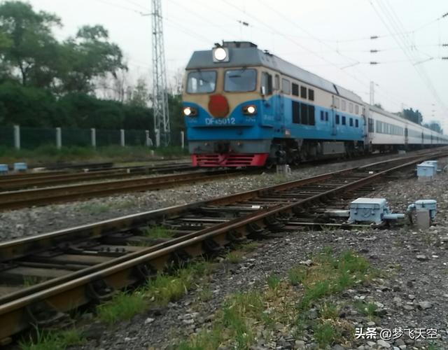 中国铁路—东风4系内燃机车（上）