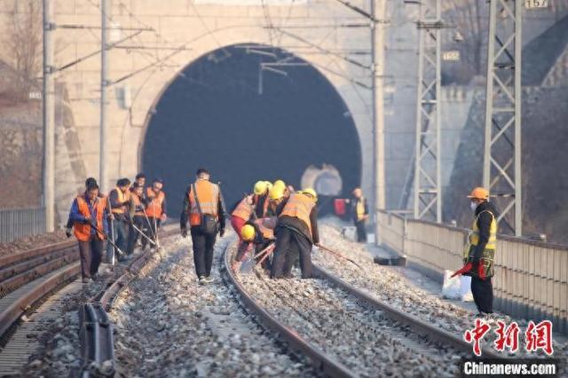 为迎峰度夏能源保供夯基 瓦日铁路展开春季集中修施工