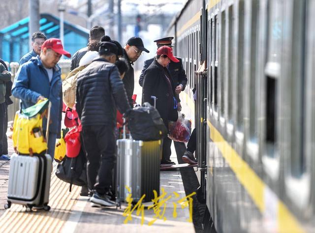 开启春游踏青之旅！2025年山东首趟银发旅游专列启程