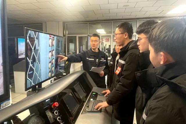 中国铁建首趟自动驾驶重载列车顺利开行！