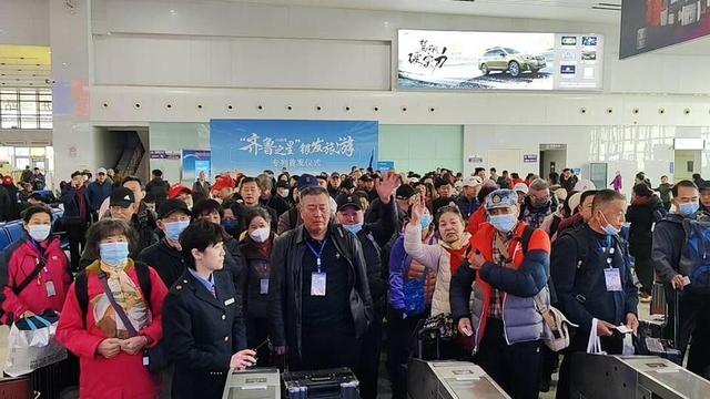 2025年山东首趟银发旅游专列从烟台站启程，玩转云贵湘赣渝