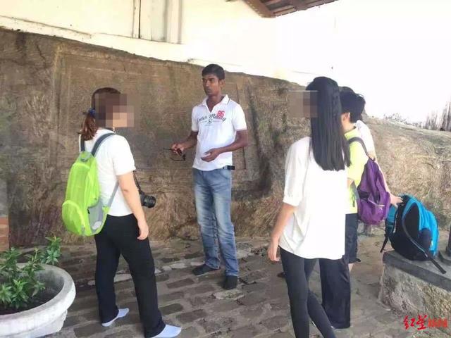 中国女子在斯里兰卡火车上探身坠落，伤势严重！“几乎是游客必打卡活动”，本地导游：有人曾因此丧生，有慢速专列专供拍照