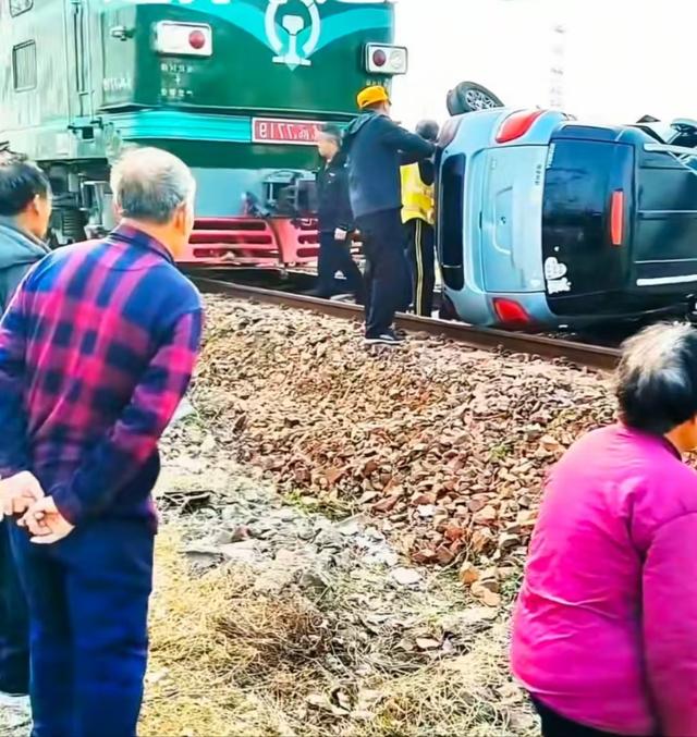 河南漯河一“老头乐”代步车与货运火车相撞横停铁轨，当地：无人员伤亡