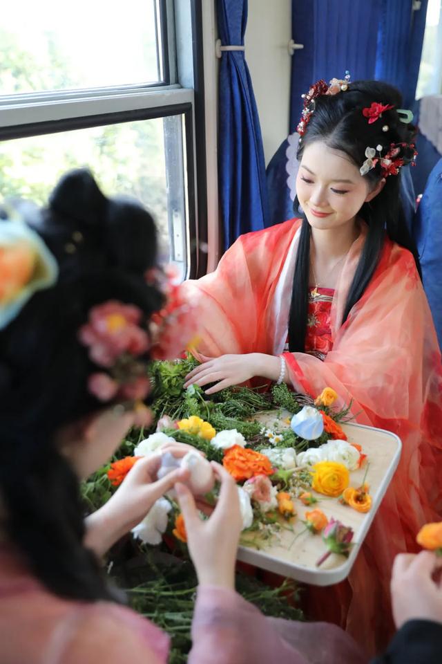 加挂车厢！开往这座小城的“赏花列车”，火了