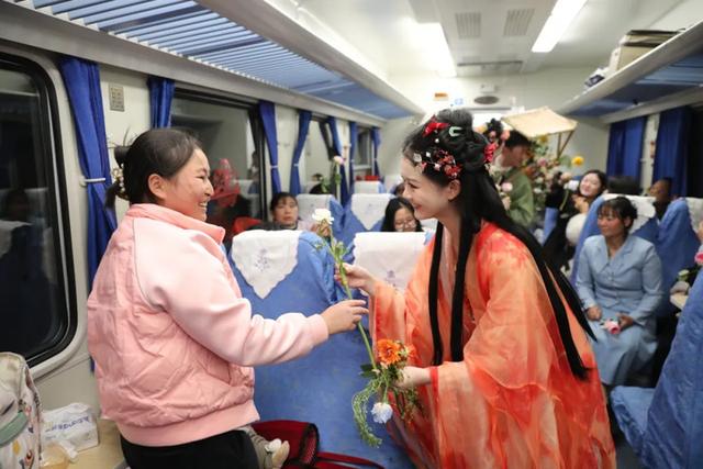 加挂车厢！开往这座小城的“赏花列车”，火了