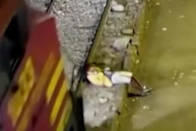 秘鲁小哥喝多躺铁轨睡着，直接被火车撞了！结果就擦破点皮!