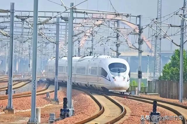 负债已超过万亿？14亿人“养不起”高铁，为何还在大量修建？