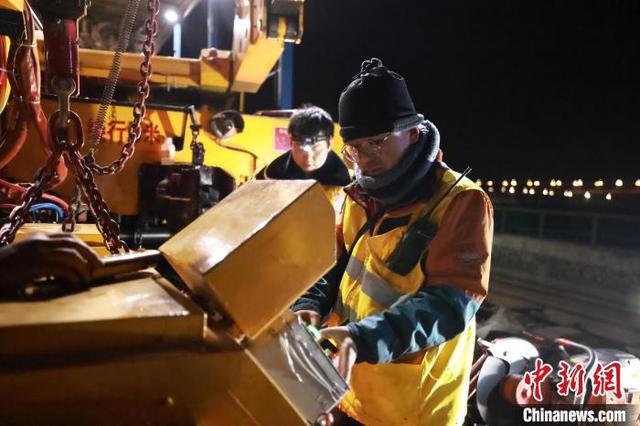 我国自主研发新一代快速换轨车首次在兰青铁路投入使用