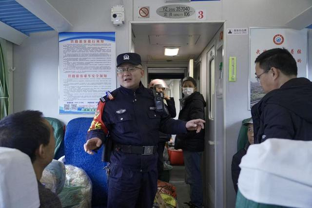 怀化开往重庆的“卖菜”慢火车，到处是扁担和箩筐，乘警常常帮农户把菜担子搬上车