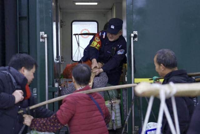 怀化开往重庆的“卖菜”慢火车，到处是扁担和箩筐，乘警常常帮农户把菜担子搬上车
