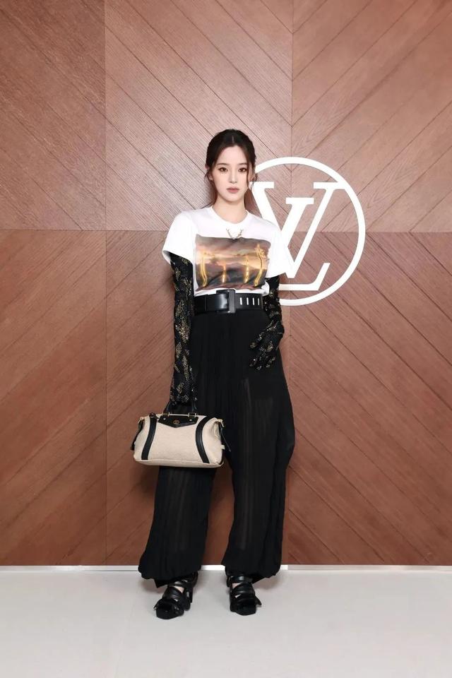 与宋茜、周冬雨和欧阳娜娜，登上路易威登的时髦列车
