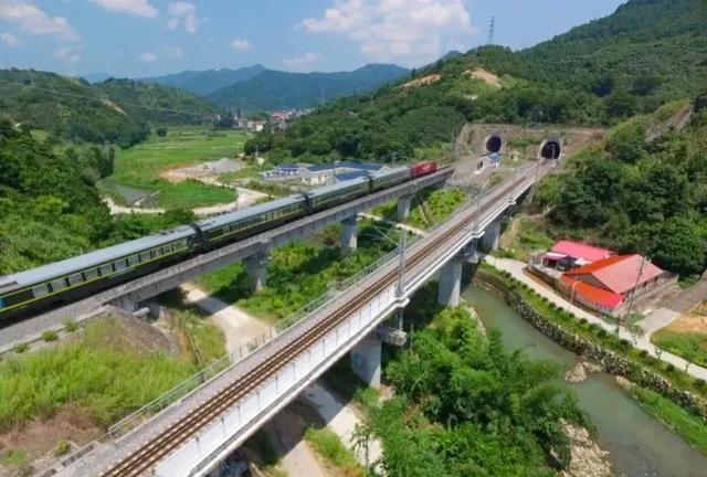 中国铁路最长隧道前十名