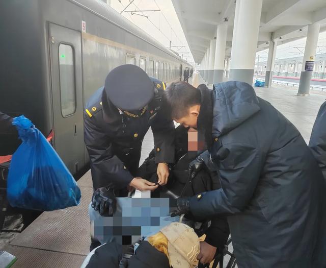 列车上暖心的一幕幕，跟放电影似的！
