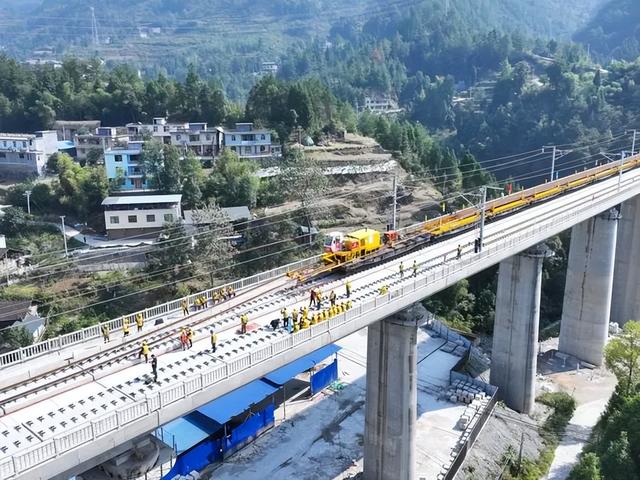 中国高铁再提速！这9条线路进入铺轨冲刺，经过你的家乡吗？