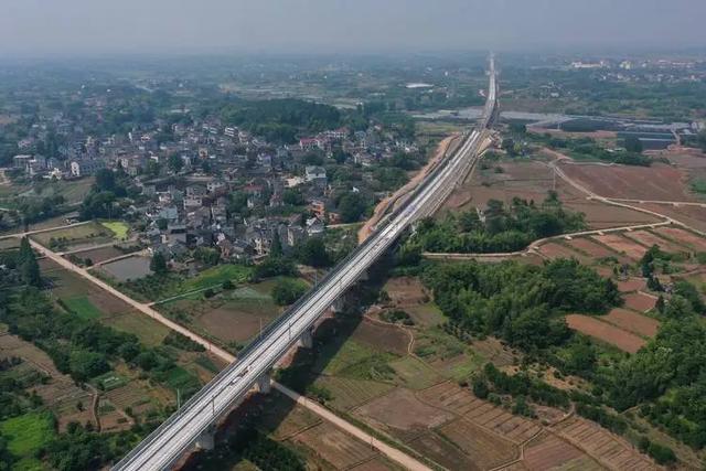 中国高铁再提速！这9条线路进入铺轨冲刺，经过你的家乡吗？
