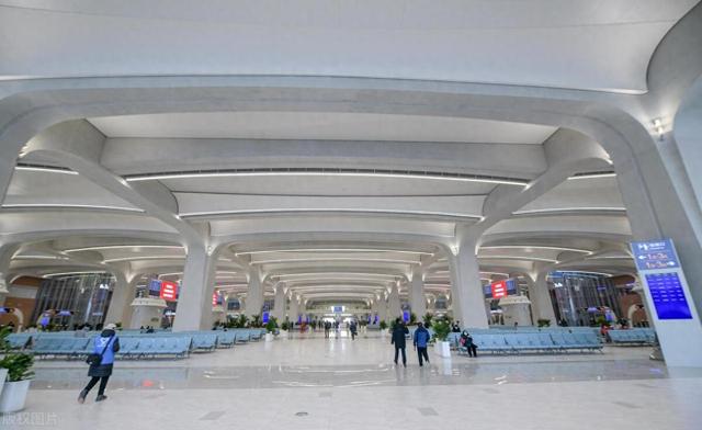 中国十大高铁车站最新排行来了，车站越建越大是实际需要还是摆阔