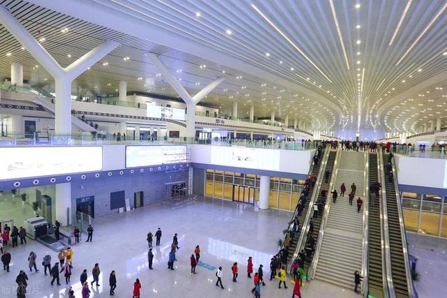 中国十大高铁车站最新排行来了，车站越建越大是实际需要还是摆阔