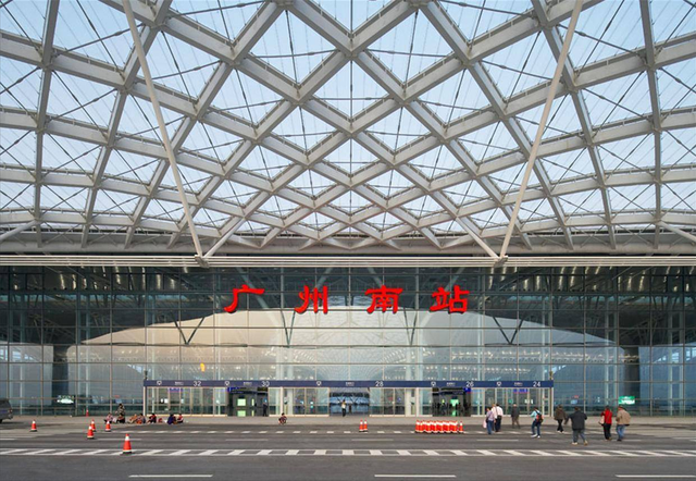 中国十大高铁车站最新排行来了，车站越建越大是实际需要还是摆阔
